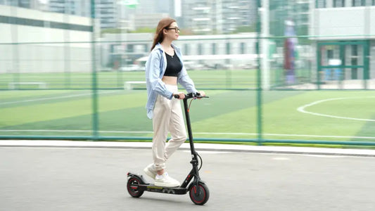 Najlepsza Pierwsza Hulajnoga Elektryczna: Dlaczego Większość Recenzentów Technologicznych Poleca iScooter i8 dla Początkujących