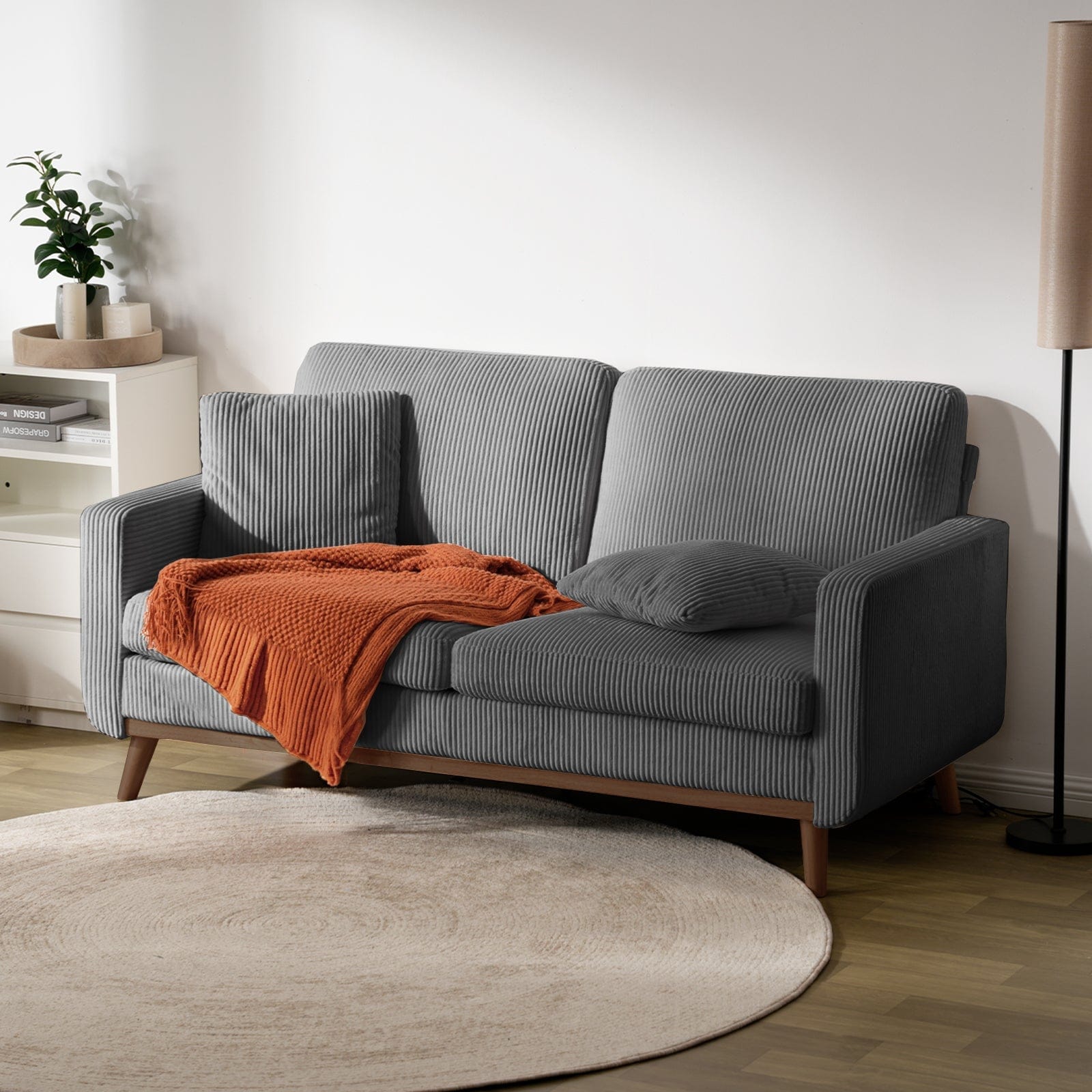 Ares Inertia - minimalistyczna sofa 2-osobowa w kolorze szarym na białym tle, widok z przodu