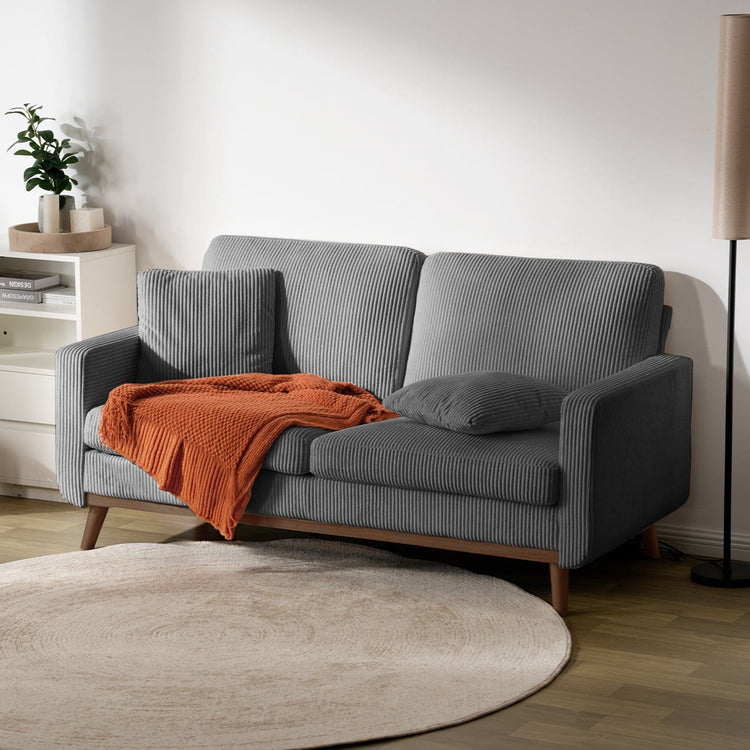 Ares Inertia - minimalistyczna sofa 2-osobowa w kolorze szarym na białym tle, widok z przodu